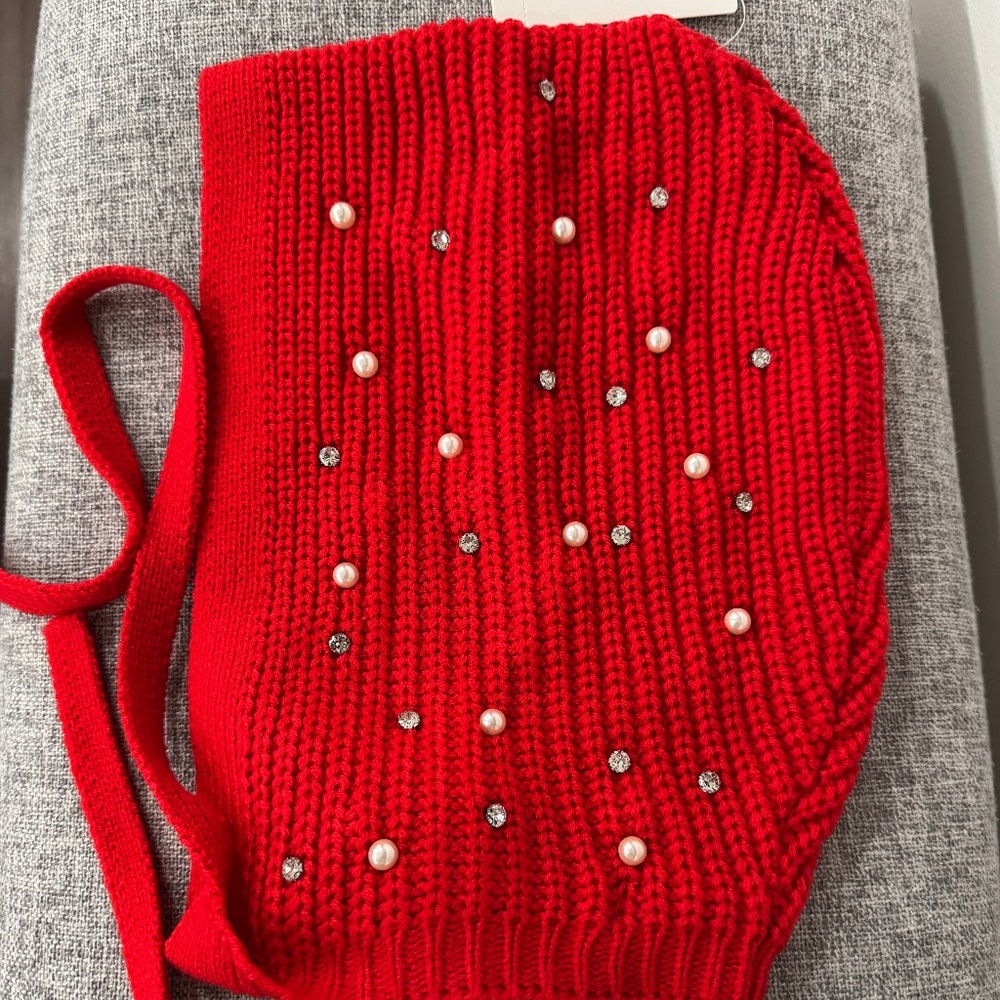 FLAT WHITE RHINESTONE EMBELLISHED KNIT BONNET